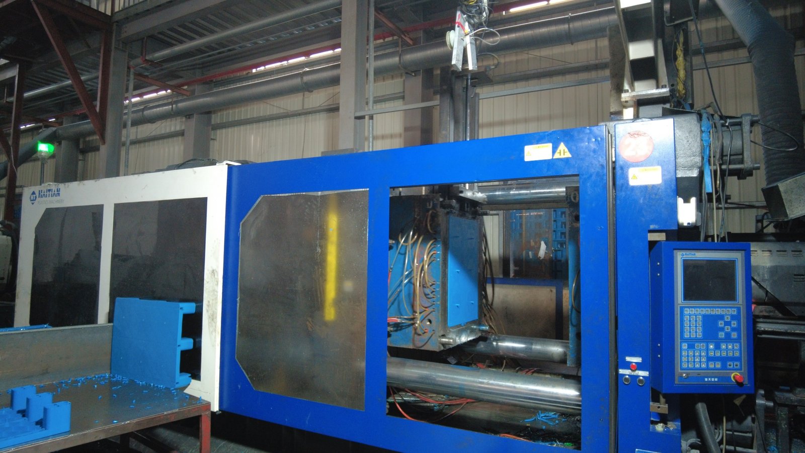 Large-tonnage injection molding equipment at ENL Plast