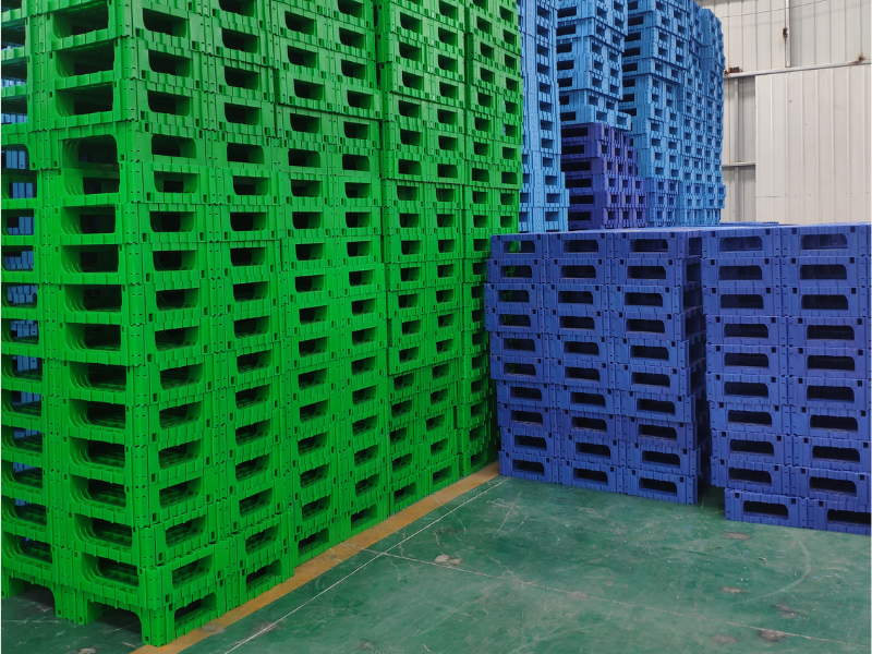Factory stock of modular plastic pallets