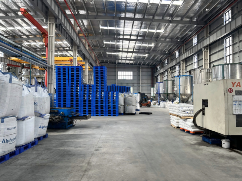 Injection molding production of modular plastic pallets