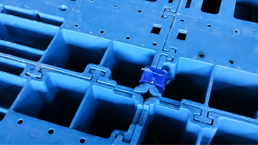 Modular plastic pallet with reinforced PP components