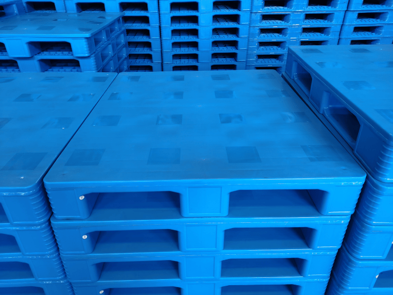closed deck pallet in warehouse