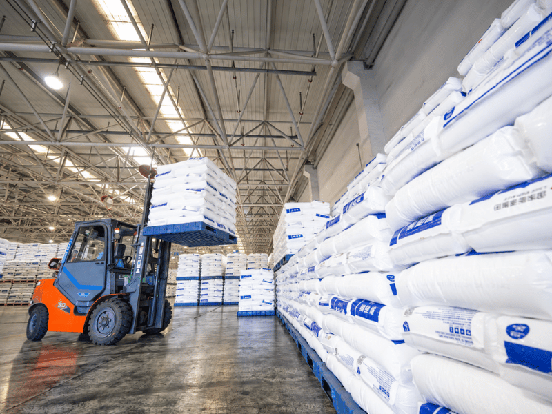 Automated warehouse with rackable plastic pallets